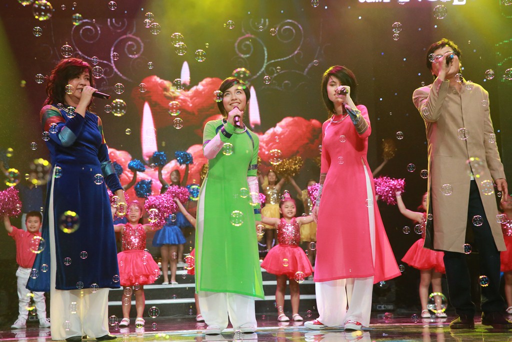 Noo Phước Thịnh mặc đồ mẹ tự thiết kế lên sân khấu - Ảnh 15